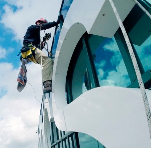 Мойка рекламных конструкций)